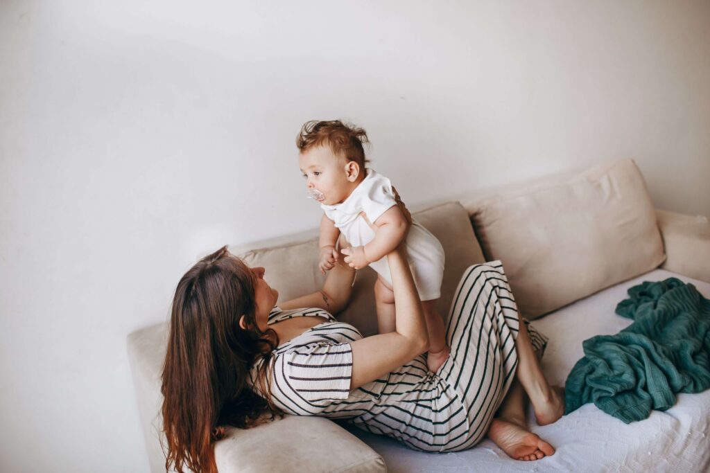 Excedencia por cuidado de hijos, ¿podemos trabajar en otra parte? 4 madre de excedenica jugando con bebe