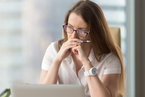 ¿Puedo irme de la empresa y cobrar el paro? 1 trabajadora valorando baja voluntaria