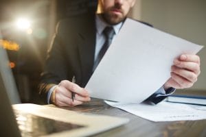Baja voluntaria. Qué es y cómo afecta a tus derechos laborales 1 hombre negocios trabajando documentacion escritorio