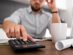 Blog de Derecho Laboral 10 persona calculando el SMI para 2024
