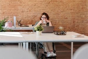 ¿Puedo seguir trabajando si tengo reconocida una incapacidad permanente? 1 trabajadora con incapacidad permanente total en el trabajo