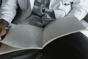 medico revisando notas paciente