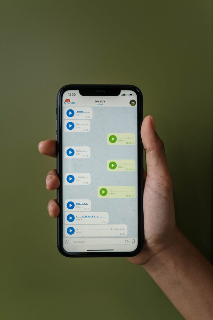 Despido por WhatsApp o Email: ¿Es Legal en 2026? 1 Despido comunicado por WhatsApp en el móvil de un trabajador